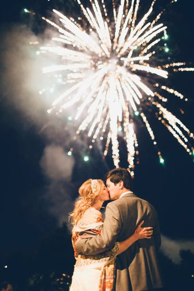 Một nụ hôn nhẹ nhàng nhưng đầy sức hút của một cặp đôi đến từ Pháp.