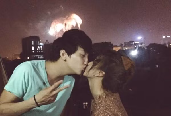Ngoài đời thật, hot boy Bê Trần cũng trao cho bạn gái mình là Quỳnh Anh Shyn nụ hôn rất nồng thắm dưới màn pháo hoa.