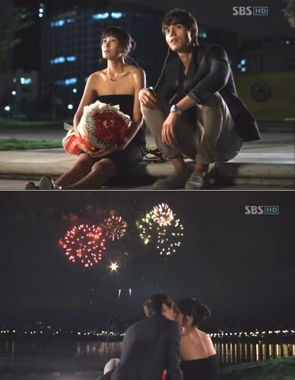 Có nhiều cặp đôi sẽ chọn những nhà hàng sang trọng để có thể cùng nhau tận hưởng những bữa ăn để lưu lại cảm xúc này. Nhưng nhiều cặp đôi đã chọn cho mình cách lãng mạn hơn đó là những nụ hôn dưới màn pháo hoa rực rỡ.