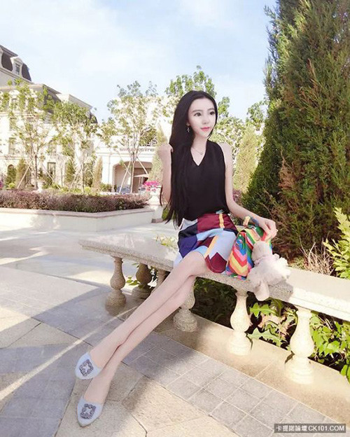 Cô còn chuộng những kiểu trang điểm búp bê với cặp mắt đeo giãn tròng và nước da trắng toát. Nhiều người không tin đây là người thật và cho rằng những bức ảnh này là sản phẩm của photoshop.