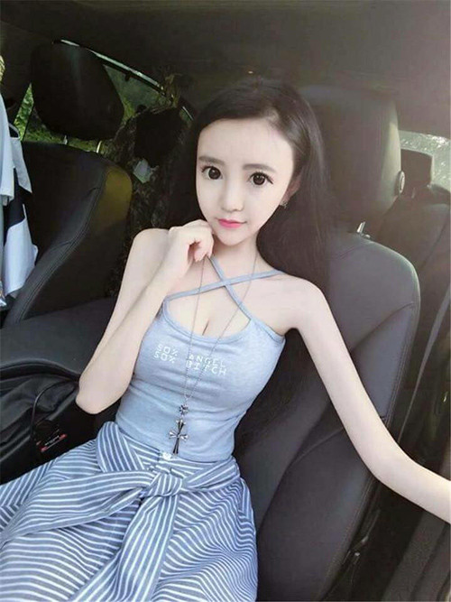 Theo như hình ảnh được hot girl chia sẻ thì cô có vóc dáng mỏng dẹt, tay bằng chân còn chân thì nhỏ như que tăm.