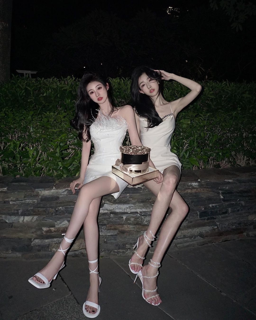 Giữ cho thân hình gầy gò mảnh mai cũng là xu hướng làm đẹp của rất nhiều chị em xứ Trung. Trắng trẻo, thon gọn là những yếu tố được xem là cần thiết để đánh giá ngoại hình của một cô gái. Chuẩn gầy được duy trì từ các ngôi sao đến người bình thường, nhắc nhở họ luôn phải giảm cân.