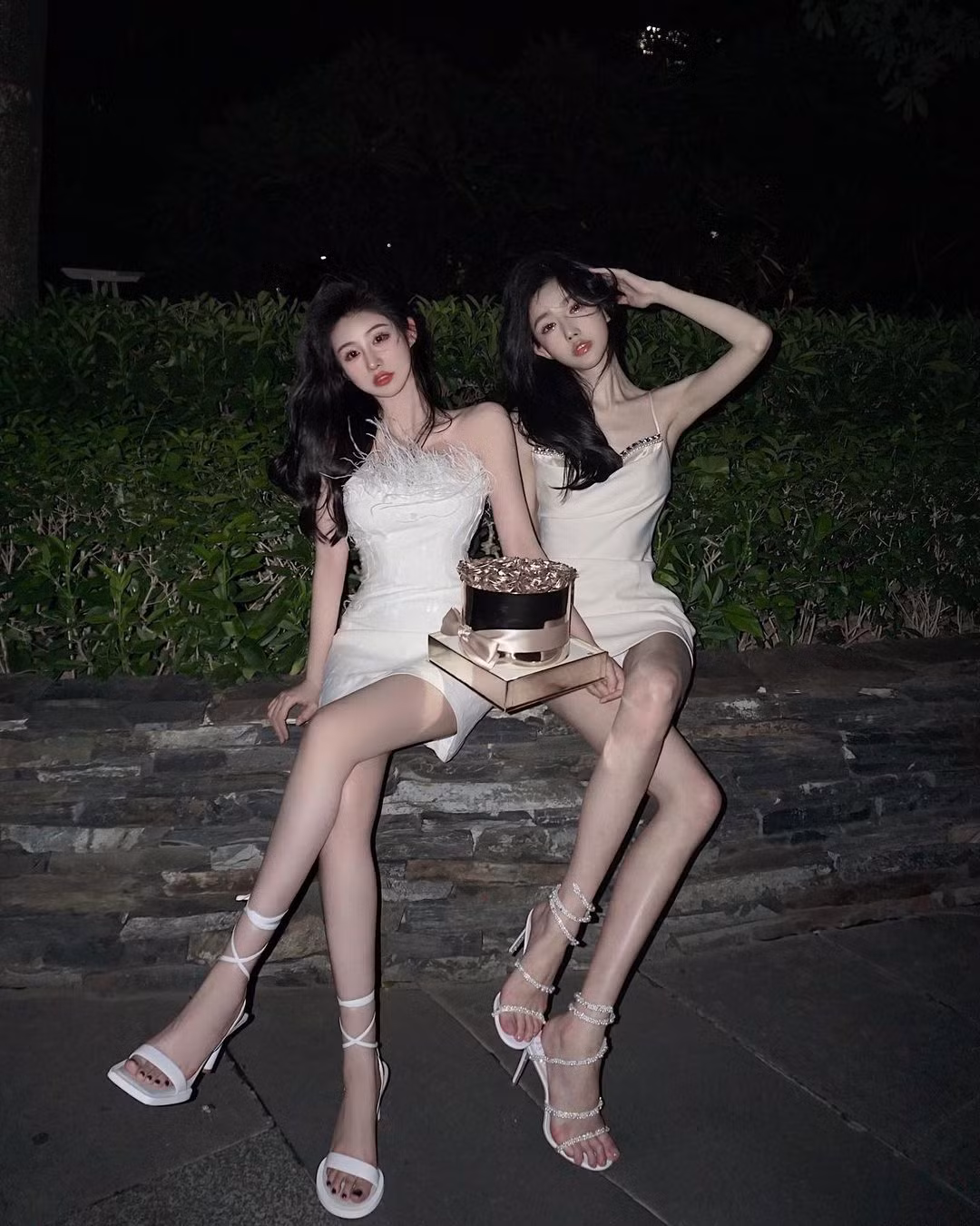 Giữ cho thân hình gầy gò mảnh mai cũng là xu hướng làm đẹp của rất nhiều chị em xứ Trung. Trắng trẻo, thon gọn là những yếu tố được xem là cần thiết để đánh giá ngoại hình của một cô gái. Chuẩn gầy được duy trì từ các ngôi sao đến người bình thường, nhắc nhở họ luôn phải giảm cân.