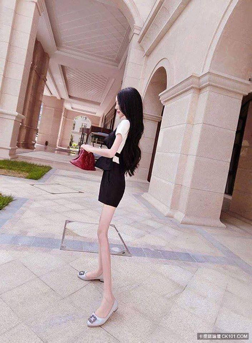 Cả trọng lượng của cô ước chừng chỉ khoảng 20kg. Ngay đến khuôn mặt cũng bị mọi người nhận xét là kỳ dị với chiếc cằm nhọn bất thường.