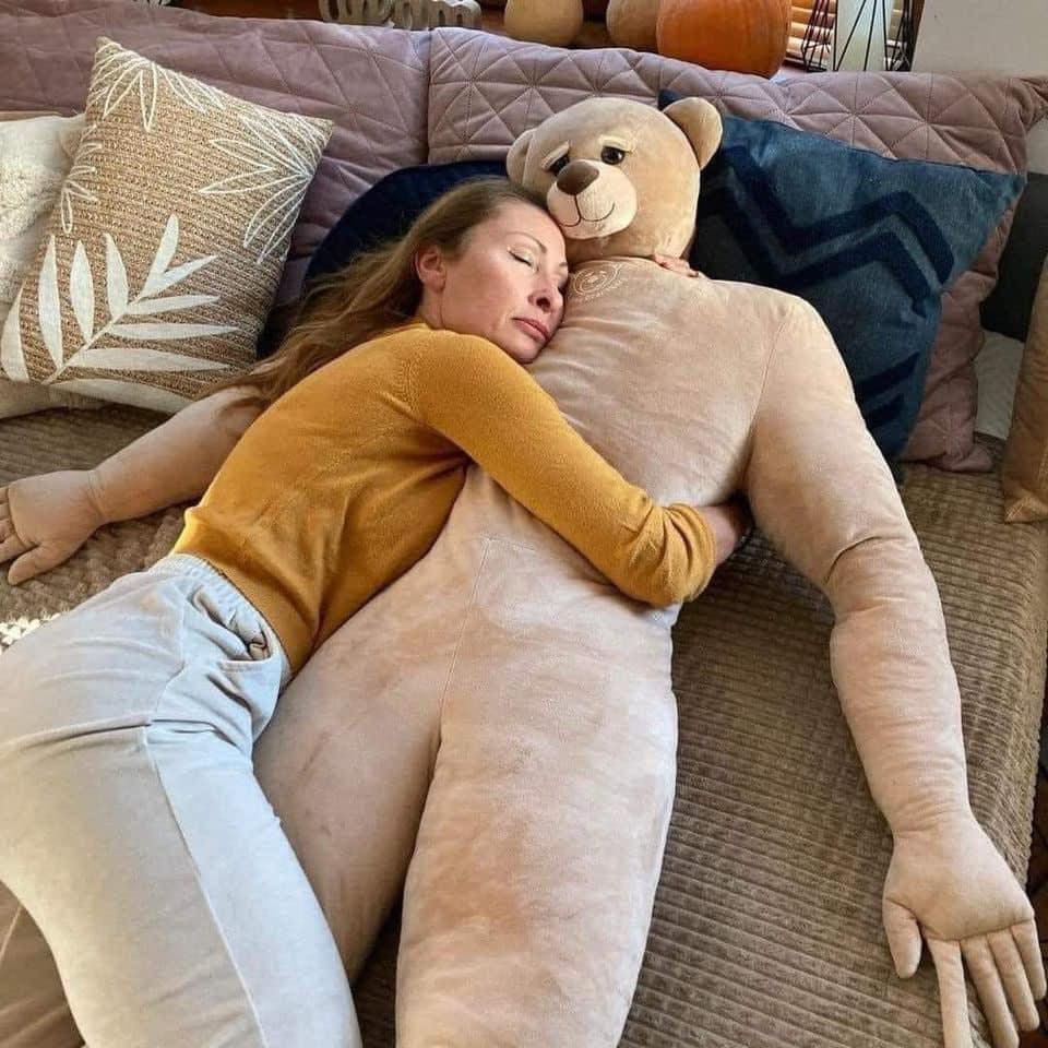 Nói về sự tiện lợi của sản phẩm này, nhà sản xuất chia sẻ: "Puffy mang lại sự ấm áp, những cái ôm và sự bình yên. Anh ấy giúp bạn không còn cảm thấy cô đơn trong những đêm dài đơn chăn gối chiếc. Bạn có thể ôm anh ấy trước khi chìm vào giấc ngủ, ngủ trong vòng tay anh ấy, nằm thoải mái bên cạnh anh ấy trên ghế dài hoặc dựa vào anh ấy trên sàn nhà".