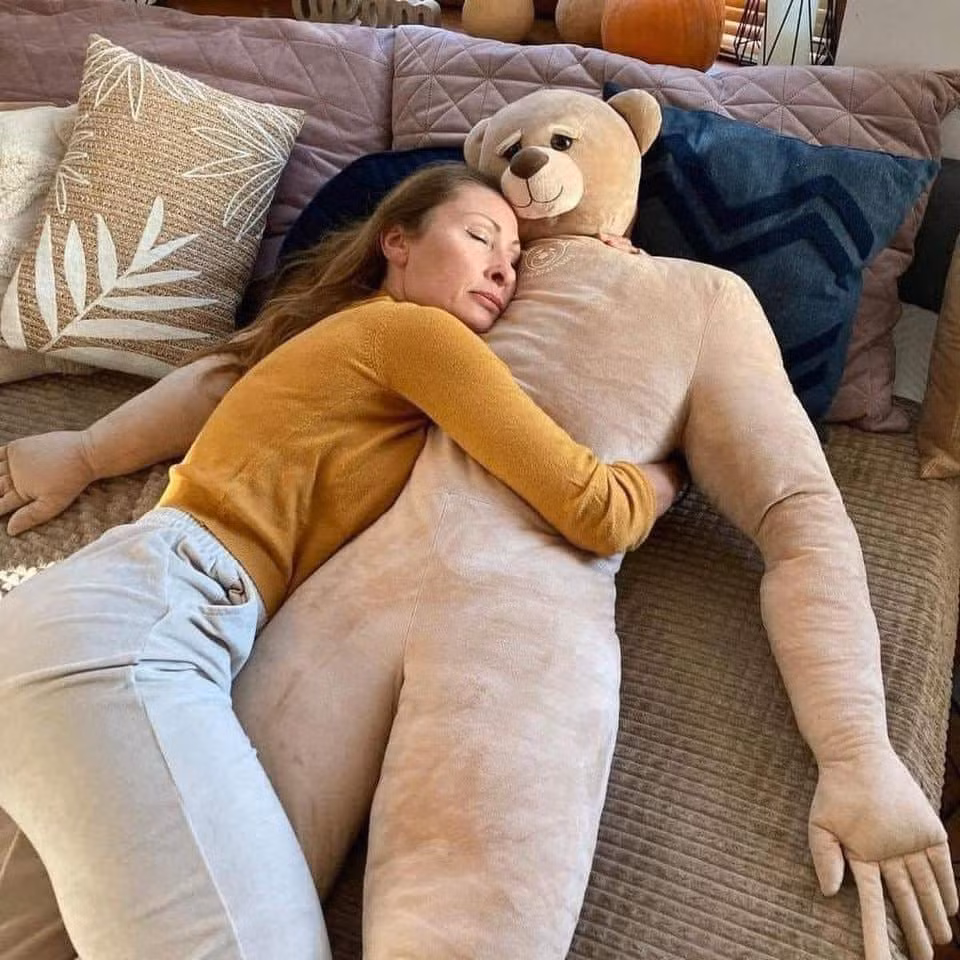 Nói về sự tiện lợi của sản phẩm này, nhà sản xuất chia sẻ: "Puffy mang lại sự ấm áp, những cái ôm và sự bình yên. Anh ấy giúp bạn không còn cảm thấy cô đơn trong những đêm dài đơn chăn gối chiếc. Bạn có thể ôm anh ấy trước khi chìm vào giấc ngủ, ngủ trong vòng tay anh ấy, nằm thoải mái bên cạnh anh ấy trên ghế dài hoặc dựa vào anh ấy trên sàn nhà".