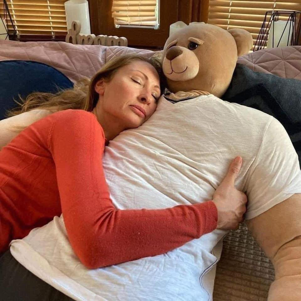 Một chiếc gối "anh bạn trai" này sẽ được bàn giao cho chủ nhân với nguyên dạng sẽ không mặc quần áo, vì vậy các cô gái khi mua về có thể mặc quần áo tự do theo "đúng gu" của mình.