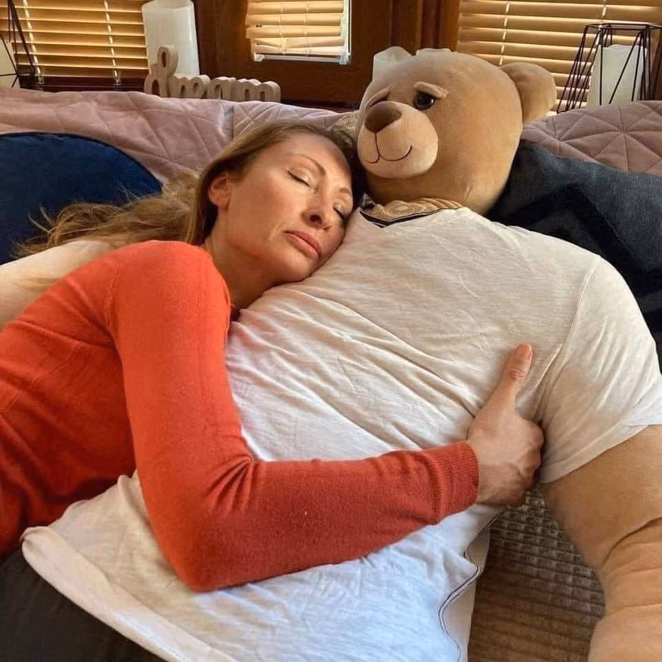 Một chiếc gối "anh bạn trai" này sẽ được bàn giao cho chủ nhân với nguyên dạng sẽ không mặc quần áo, vì vậy các cô gái khi mua về có thể mặc quần áo tự do theo "đúng gu" của mình.