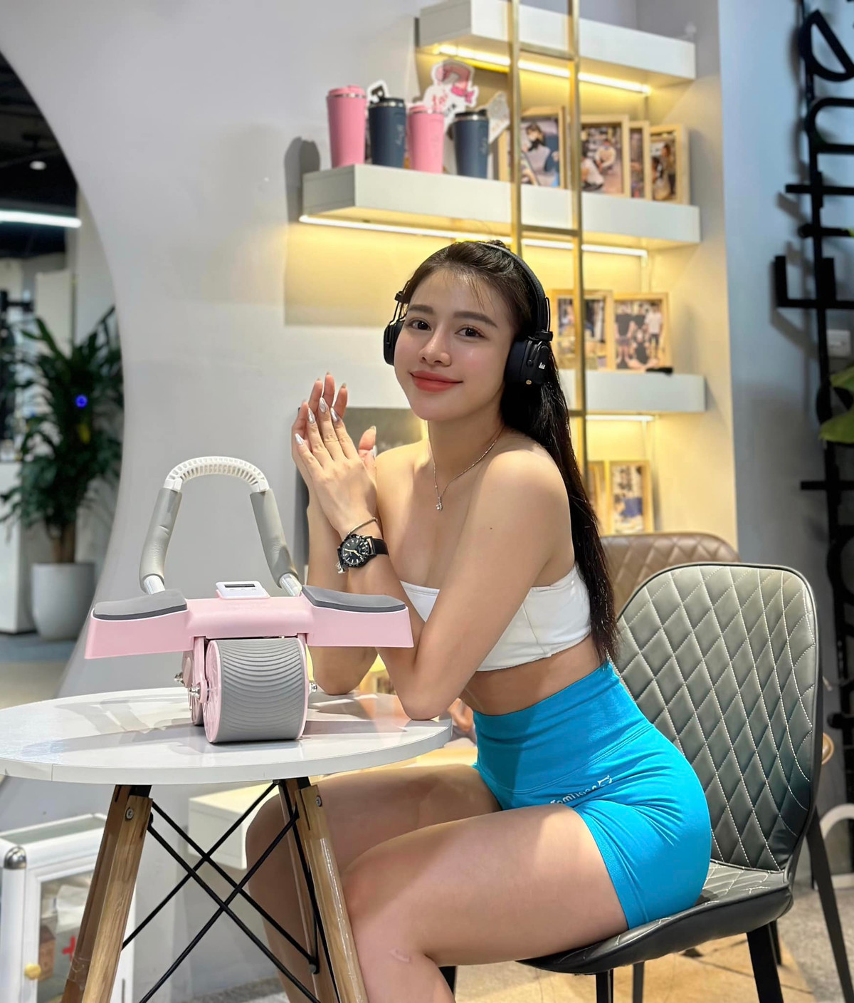 Nhờ chăm chỉ tập luyện kết hợp chế độ dinh dưỡng phù hợp, sau gần 2 năm, cô gái văn phòng đã có những thay đổi chóng mặt, và cô cũng nhận ra niềm đam mê với bộ môn này, trở thành một gymer chuyên nghiệp lúc nào không hay.