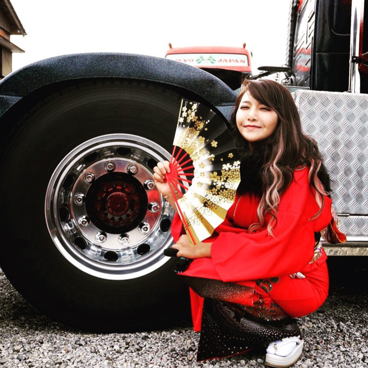 Mỗi năm, Sasaki lái khoảng 200.000 km bằng chiếc xe tải Volvo. Hot girl thường xuyên đăng tải hình ảnh về công việc của mình lên mạng xã hội và trở nên cực kỳ nổi tiếng.