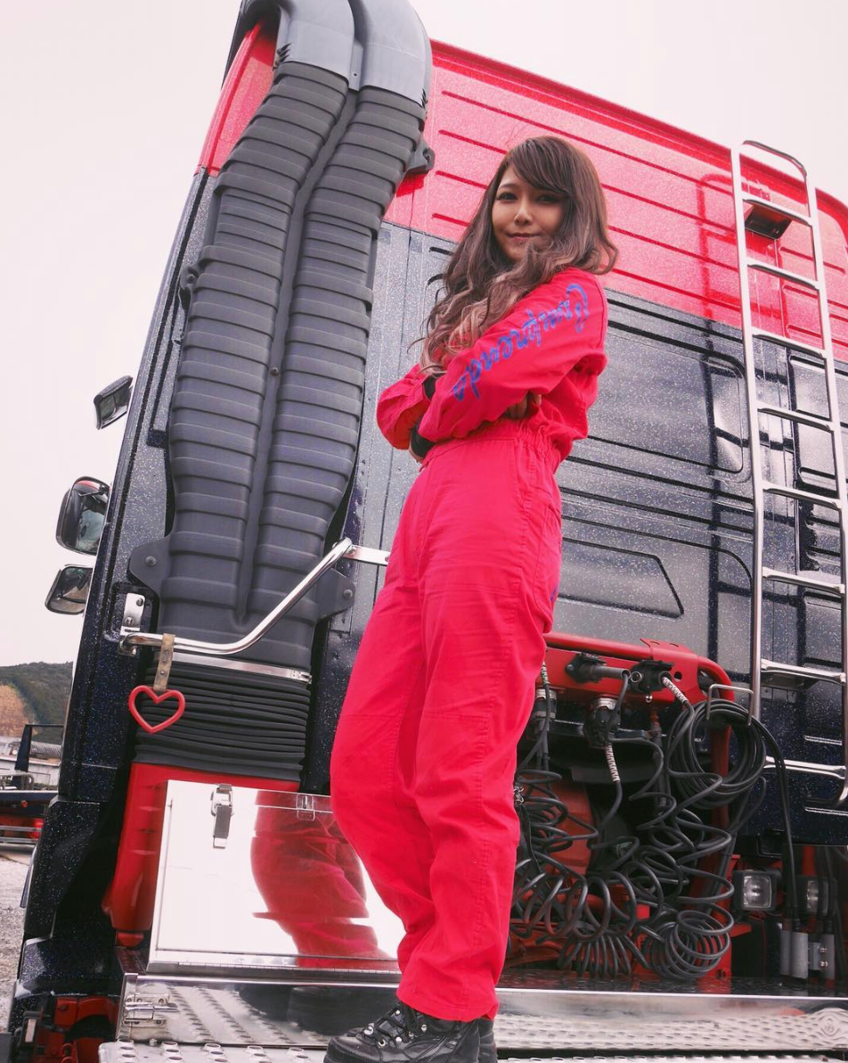 Tuy nhiên cách đây 7 năm, bố của Sasaki đột nhiên mắc bệnh nhưng ông không muốn nghỉ công việc lái xe mà vẫn cố gắng duy trì. Không thể để bố bệnh tật lái xe tải nên hot girl quyết định thi lấy bằng lái để đồng hành với ông.