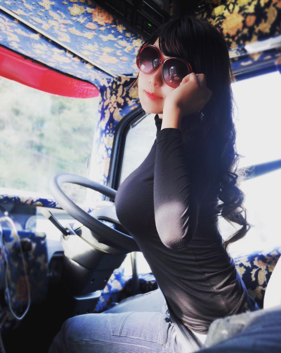 Rino Sasaki vốn là một cô giáo dạy múa truyền thống và có lớp học riêng của mình. Cô có ông bố làm nghề lái xe tải đường dài.