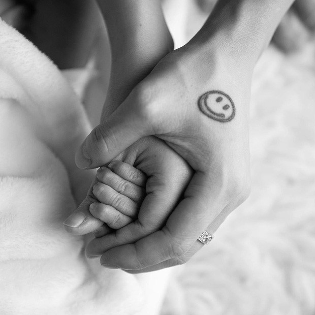 Tâm Nguyễn, chồng Joyce cũng đang tải một bức hình cả nhà nắm tay nhau kèm dòng trạng thái: "Cả thế giới thu lại bằng hình hài nhỏ bé".