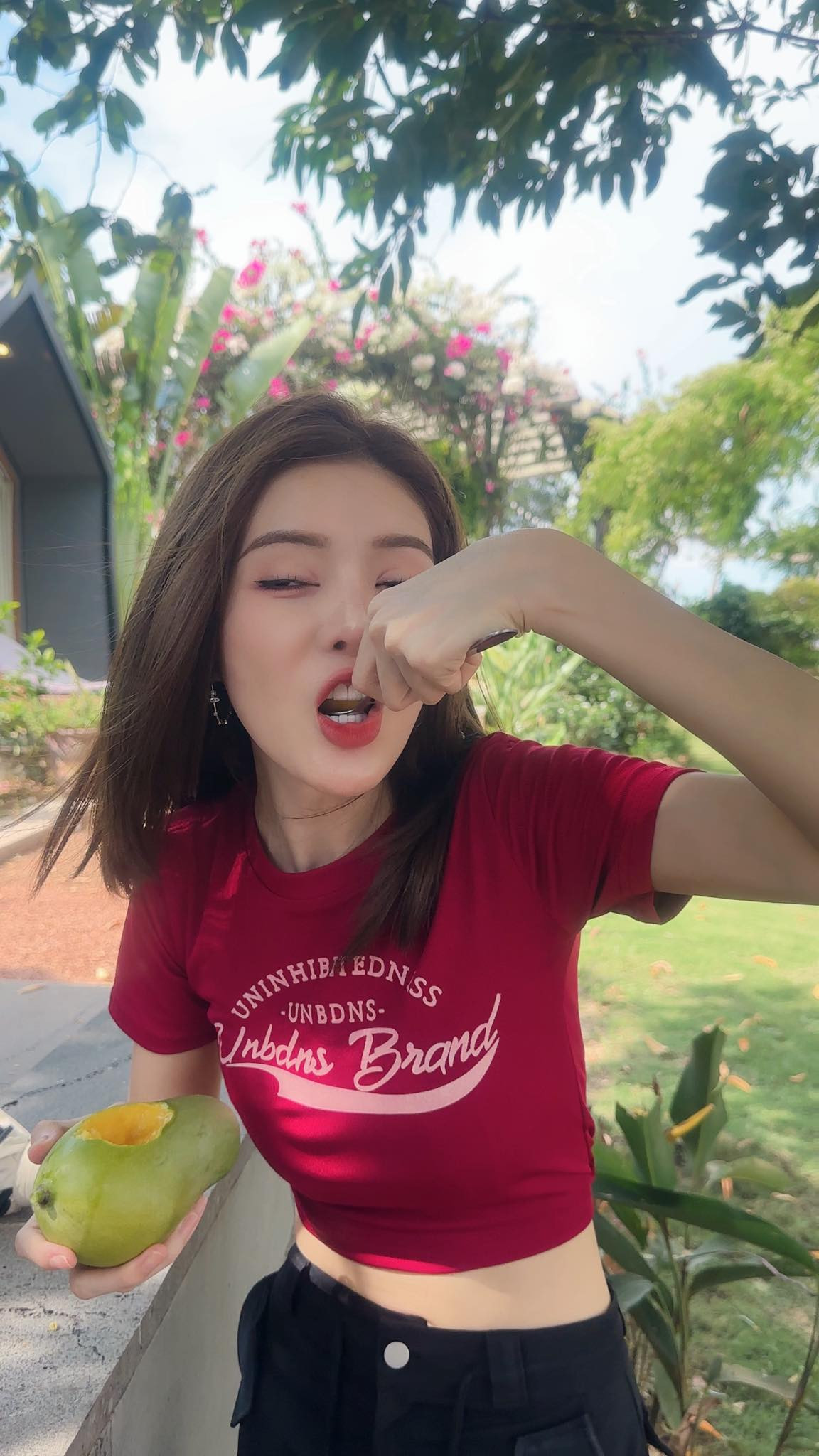 Lilly Luta còn không ngại ngần công khai cả hình ảnh đang tận hưởng quả xoài theo cách ăn cực độc lạ, biểu cảm của cô nàng cũng hài hước khiến ai nấy không khỏi bật cười.