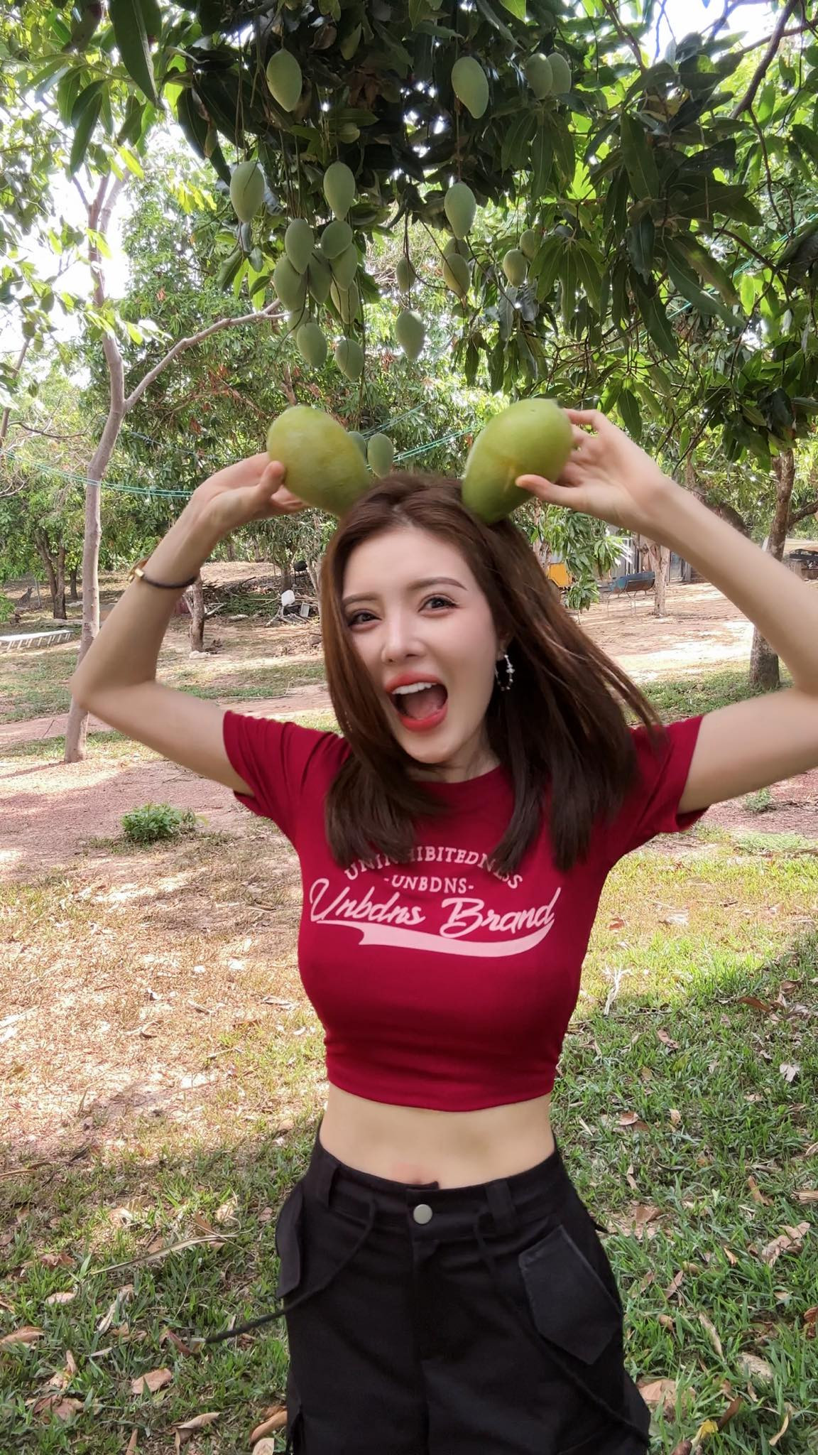 Dù ăn mặc đơn giản nhưng cô nàng vẫn khéo khoe vòng 1 cực khủng và vòng eo con kiến.