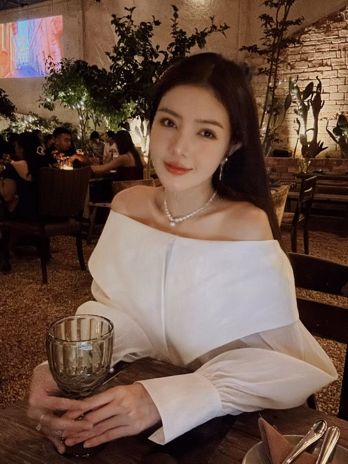 Cô nàng sở hữu lượng theo dõi lớn trên các trang mạng xã hội.