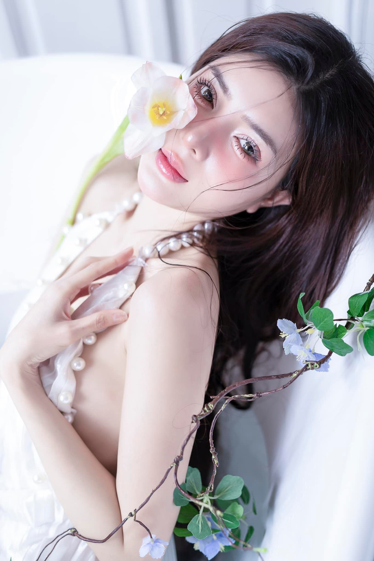 Trên trang Facebook cá nhân, hot girl búp bê thường xuyên khoe vẻ đẹp của bản thân, thi thoảng chia sẻ cuộc sống sang chảnh khiến bao người ngưỡng mộ.