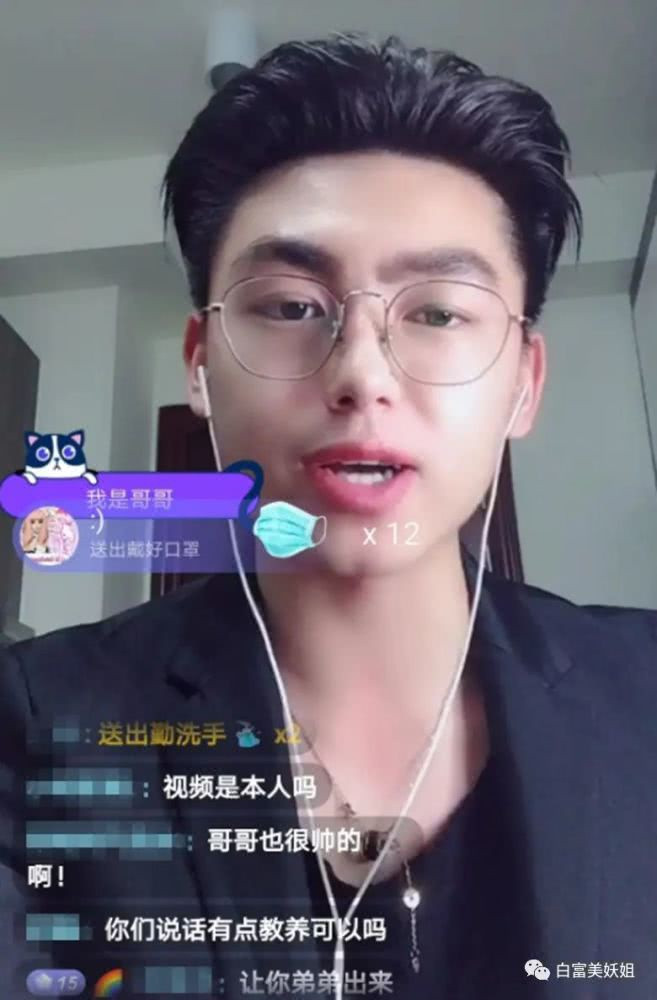 "Hãy tìm cho tôi một điểm giống nhau giữa mặt thật của anh ta và trong anh đi? Sống ảo còn đáng sợ hơn cả chị em phụ nữ rồi, thật quá thất vọng", "Nhan sắc chẳng có gì nổi bật mà qua các phần mềm chỉnh sửa ảnh lại như nam thần vậy. Dù hơi buồn vì thần tượng kém thu hút nhưng tôi cũng thấy mừng vì công nghệ của chúng ta tiên tiến quá" - Dân mạng bình luận.