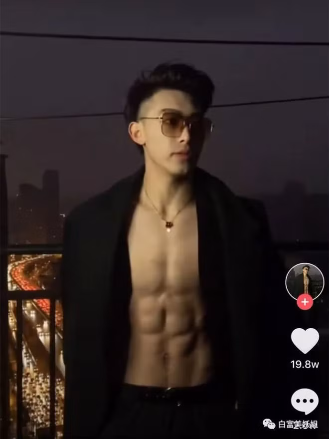 Body 6 múi quyến rũ của "bản sao Đặng Luân" cũng nhận được sự quan tâm lớn từ phía cộng đồng mạng. Mỗi video Tiktok "khoe thân" của anh chàng luôn nhận được lượt xem và số lượng bình luận tăng cao đột biến.