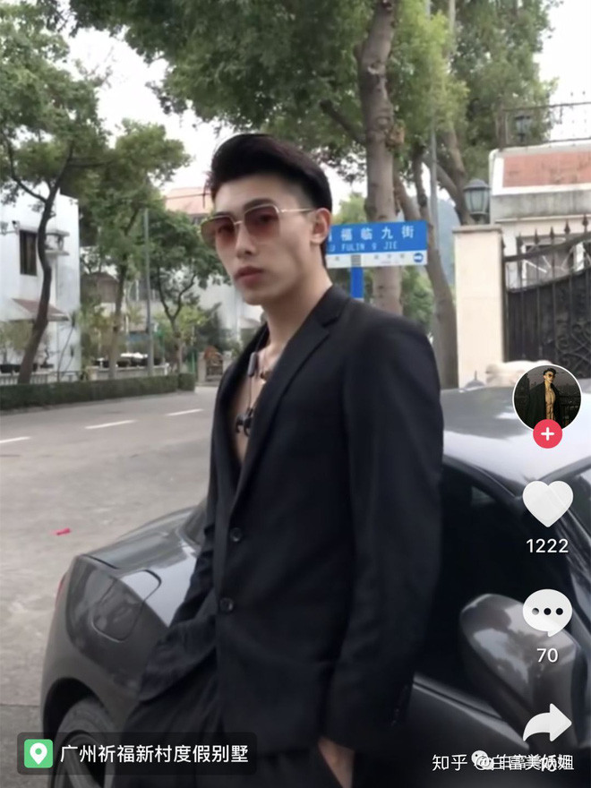 Vẻ đẹp bụi bặm, khuôn mặt góc cạnh của hot boy mạng xã hội này khiến nhiều chị em ôm mộng trai đẹp. Thế nhưng mới đây, anh chàng khiến người hâm mộ có một phen hết hồn khi lộ khuôn mặt thật không thể lạ lùng hơn.