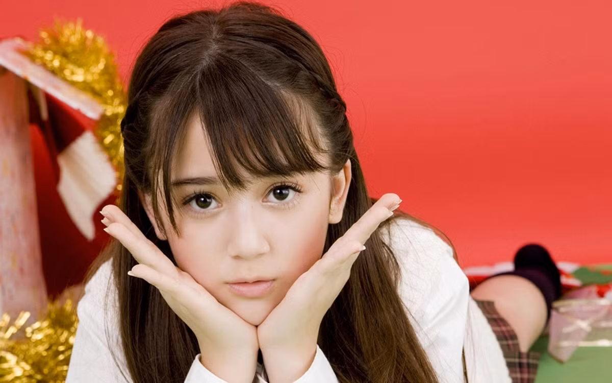 Cô bạn có nước da trắng hồng, sống mũi cao thon, đôi môi chúm chím, và đặc biệt đôi mắt long lanh to tròn khiến Manami hệt như những nhân vật nữ rất được yêu thích trong truyện tranh, phim hoạt hình Nhật Bản.