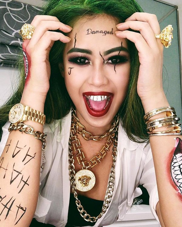 Màn tạo hình kinh dị và những món phụ kiện Tiên Nguyễn mang hết lên người cũng có giá trị "kinh dị" không kém. Đệ nhất con nhà giàu Việt Nam có khác, nhẫn vàng siêu khủng, đồng hồ vàng nạm kim cương, vòng tay vàng vài trăm triệu mỗi cái, dây chuyền đeo nặng cổ của Versace... Khó có thể liệt kê ra giá trị của chúng là bao nhiêu.