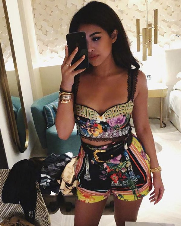 Tiên Nguyễn đeo đồng hồ vàng nạm kim cương ước tính trị giá lên hàng trăm triệu, tay còn lại đeo loạt vòng vàng cái nào cái nấy trị giá cả gia tài.