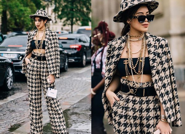 Xuất hiện trong show thời trang của Chanel, Tiên Nguyễn diện loạt phụ kiện có logo thương hiệu cao cấp quen thuộc này như mắt kính, vòng cổ có khi đến chục cái, vòng tay, thắt lưng... ấn tượng.