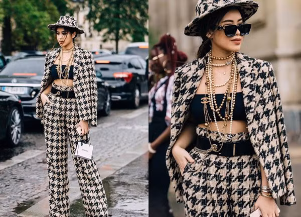 Xuất hiện trong show thời trang của Chanel, Tiên Nguyễn diện loạt phụ kiện có logo thương hiệu cao cấp quen thuộc này như mắt kính, vòng cổ có khi đến chục cái, vòng tay, thắt lưng... ấn tượng.