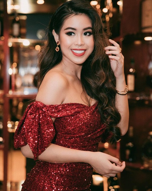 Cũng là 2 chiếc vòng chiếc đinh nạm kim cương đó, Tiên Nguyễn phối cùng bộ bông tai vào đỏ tông xuyệt tông với váy trong dịp giáng sinh.