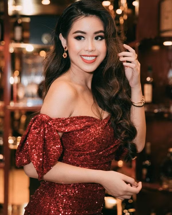 Cũng là 2 chiếc vòng chiếc đinh nạm kim cương đó, Tiên Nguyễn phối cùng bộ bông tai vào đỏ tông xuyệt tông với váy trong dịp giáng sinh.