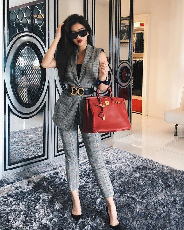 Diện bộ vest kẻ ô phối cùng thắt lưng của thương hiệu D&amp;G, Tiên Khoe vóc dáng với đường cong gợi cảm, Tiên Nguyễn phối thêm chiếc túi Hermes 300 triệu đồng màu đỏ rực rỡ.