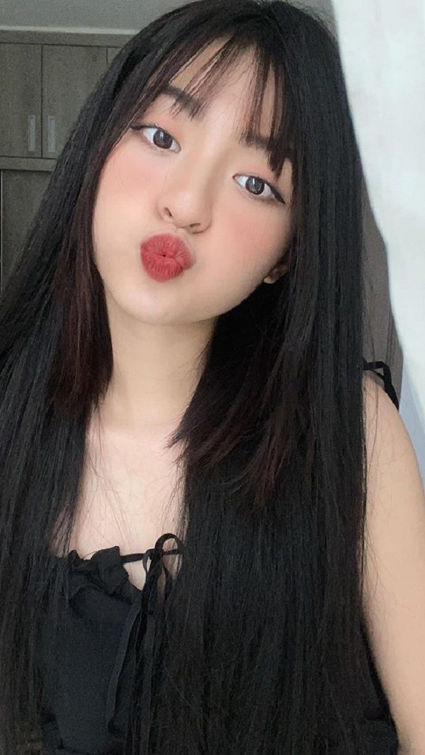 Mái tóc màu đen óng và thẳng mượt giúp cô nàng "lên hương" về nhan sắc.