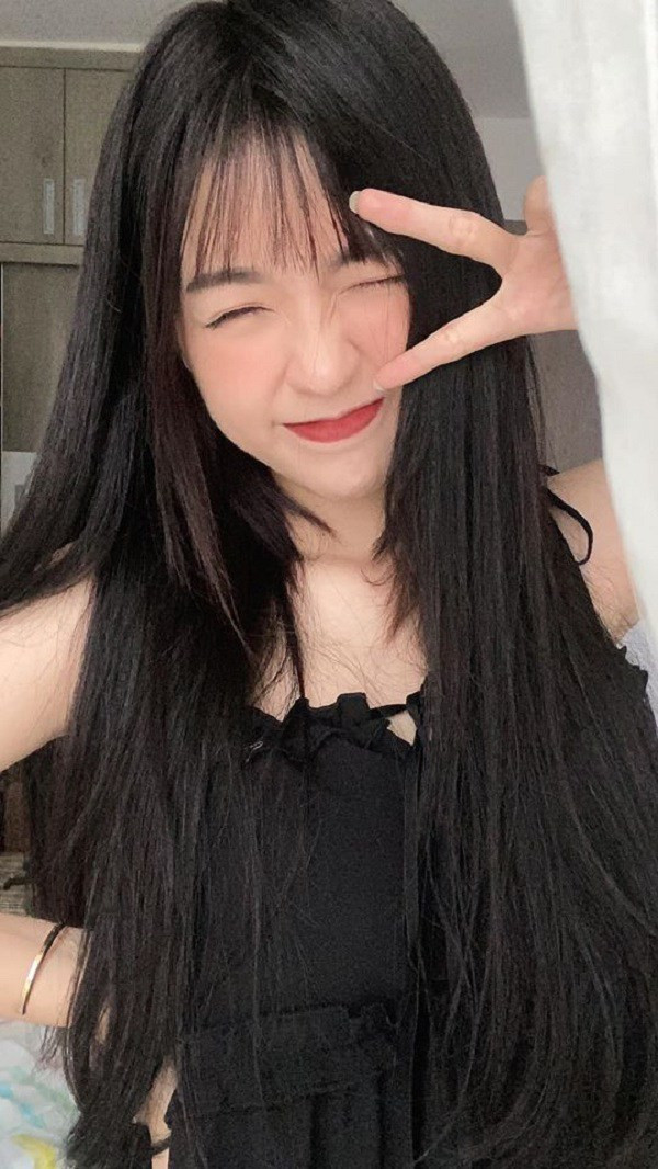 Thế nhưng, cũng có không ít dân mạng nhận ra cô hơi "quá đà" trong việc sử dụng phần mềm chỉnh sửa khiến gương mặt trở nên khác lạ.