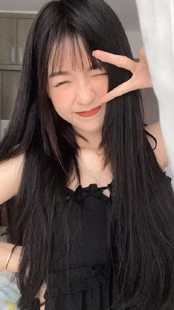 Thế nhưng, cũng có không ít dân mạng nhận ra cô hơi "quá đà" trong việc sử dụng phần mềm chỉnh sửa khiến gương mặt trở nên khác lạ.