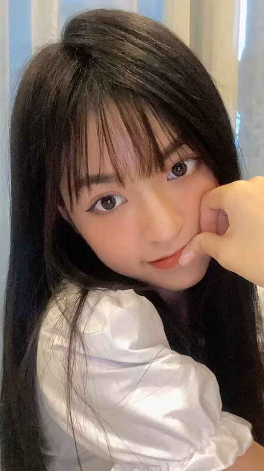 Dạo gần đây, hot girl Thanh Tâm "bắp cần bơ" thường xuyên cập nhật hình ảnh mới của mình lên MXH khiến cộng đồng mạng chú ý. Đó là sự thay đổi với mái tóc dài đen óng ả và nhận được nhiều lời khen ngợi.