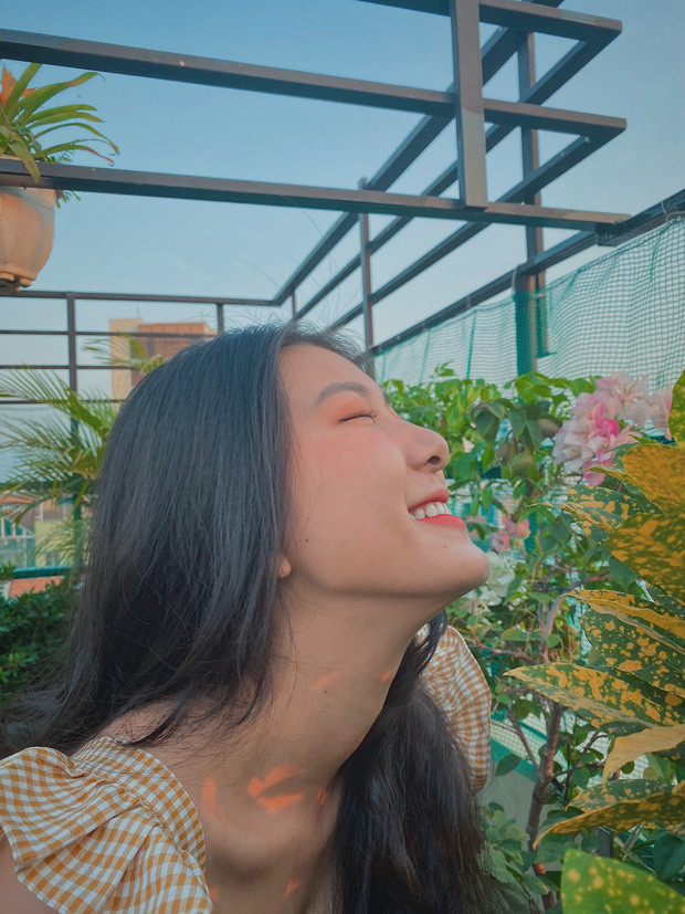 Thảo Vy đến từ Đắk Lắk đang được cộng đồng mạng chú ý khi sở hữu vẻ đẹp thanh lịch, kiều diễm nhưng có pha chút cá tính.