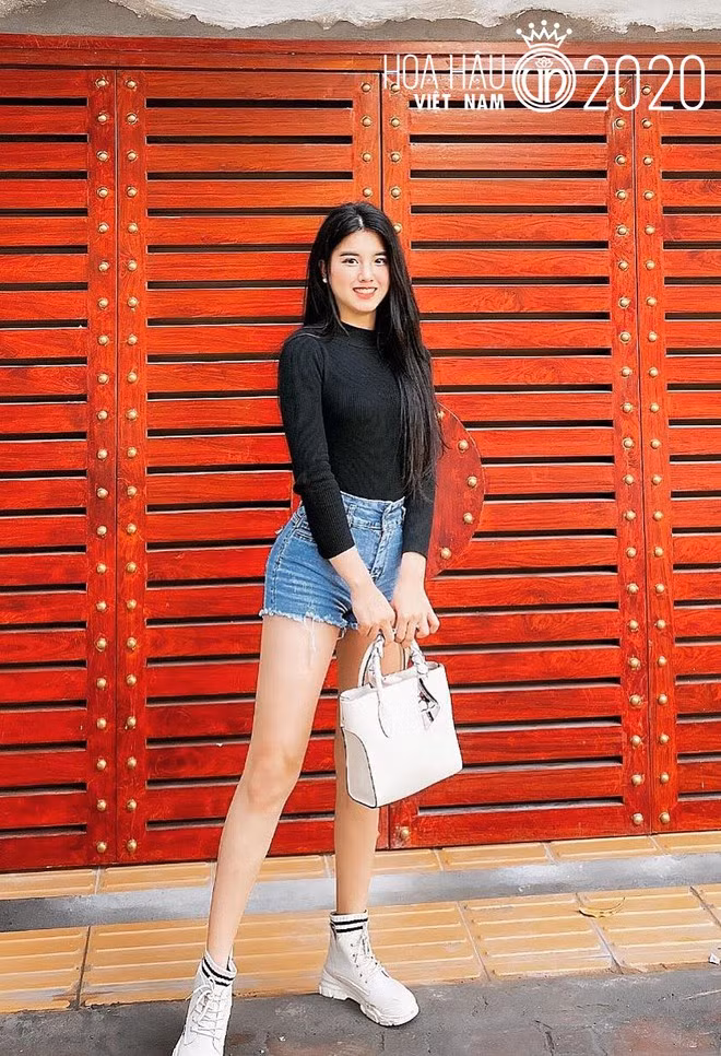 Thí sinh Hoa hậu Việt Nam 2020 không thể không nhắc đến Đặng Phương Nhung (sinh năm 2000) đến từ Tuyên Quang, hiện là sinh viên của Trường đại học Tài chính - Ngân hàng Hà Nội.