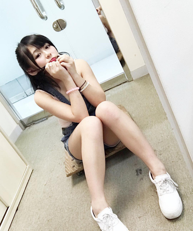 Trương Nghiễn Thu cũng khiến CĐM thương nhớ với đôi chân dài thon gọn và thẳng tắp.