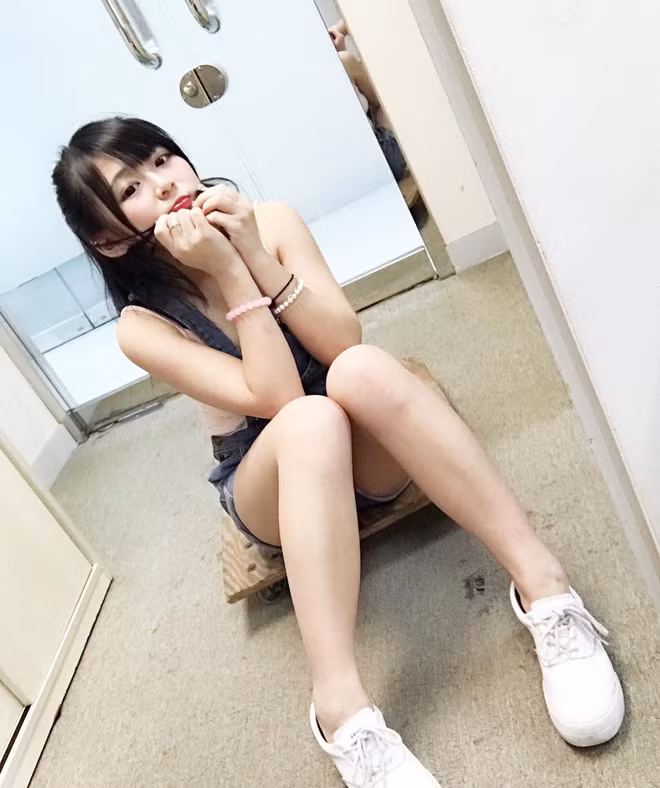 Trương Nghiễn Thu cũng khiến CĐM thương nhớ với đôi chân dài thon gọn và thẳng tắp.