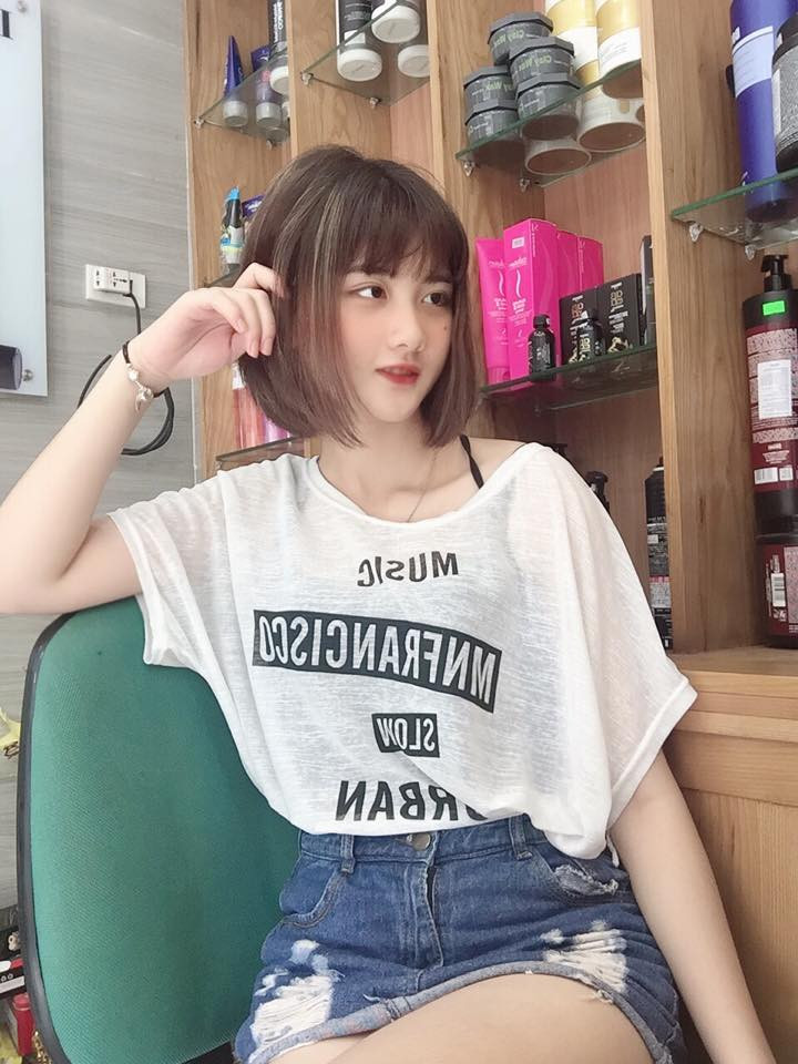 “Bộ ảnh đó em chụp khi một người bạn gửi lời mời. Bạn đó sắp đi học xa nên nảy ra ý định bảo em chụp hình làm kỷ niệm. Em thì cũng muốn thử sức nên cứ mặc đồng phục Grab rồi chụp thôi." - Hằng chia sẻ về nguồn gốc của bức ảnh.