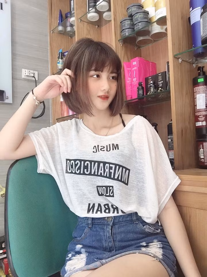 “Bộ ảnh đó em chụp khi một người bạn gửi lời mời. Bạn đó sắp đi học xa nên nảy ra ý định bảo em chụp hình làm kỷ niệm. Em thì cũng muốn thử sức nên cứ mặc đồng phục Grab rồi chụp thôi." - Hằng chia sẻ về nguồn gốc của bức ảnh.