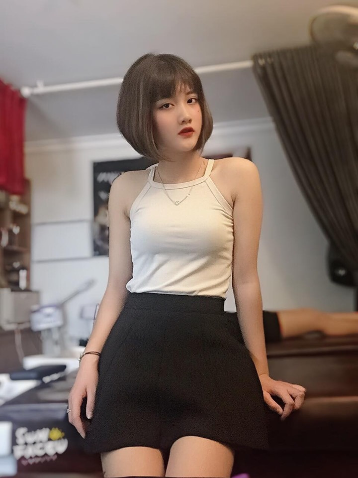 Sở hữu vẻ ngoài dễ thương với gương mặt tròn, các đường nét khả ái, Hằng dễ dàng gây ấn tượng tốt với người đối diện.