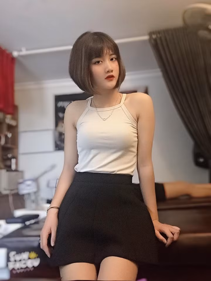 Sở hữu vẻ ngoài dễ thương với gương mặt tròn, các đường nét khả ái, Hằng dễ dàng gây ấn tượng tốt với người đối diện.