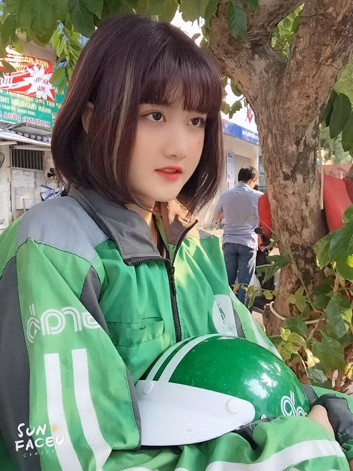 Được biết, cô gái trong bức ảnh tên là Phạm Thị Hằng, 18 tuổi, hiện đang làm tại cửa hàng của gia đình.