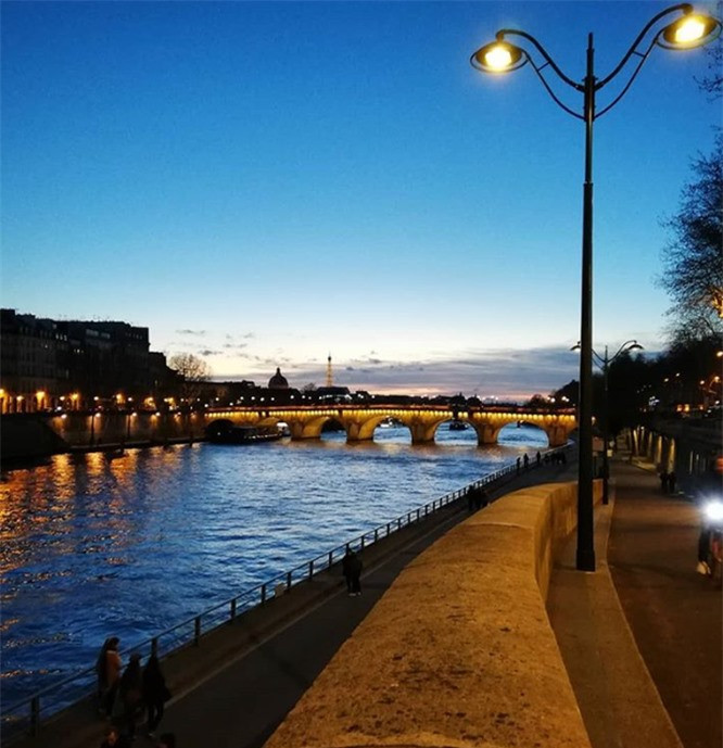 12. Một khoảng thời gian khác trong ngày chúng ta có thể tận dụng ánh sáng tự nhiên, đó là ngay sau khi mặt trời lặn và thời gian ngay trước khi mặt trời mọc. Ánh sáng mặt trời lúc này gián tiếp tỏa ra một màu xanh tự nhiên. Ảnh: BrightSide