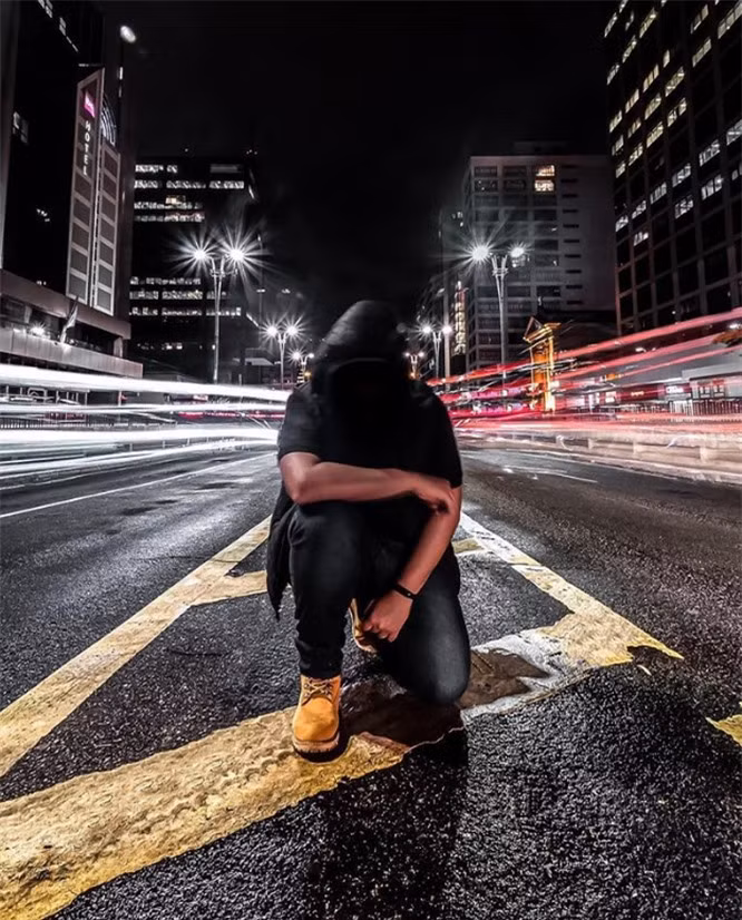 8. Sử dụng chế độ phơi sáng chậm để tái hiện những nguồn sáng di chuyển. Ảnh: BrightSide