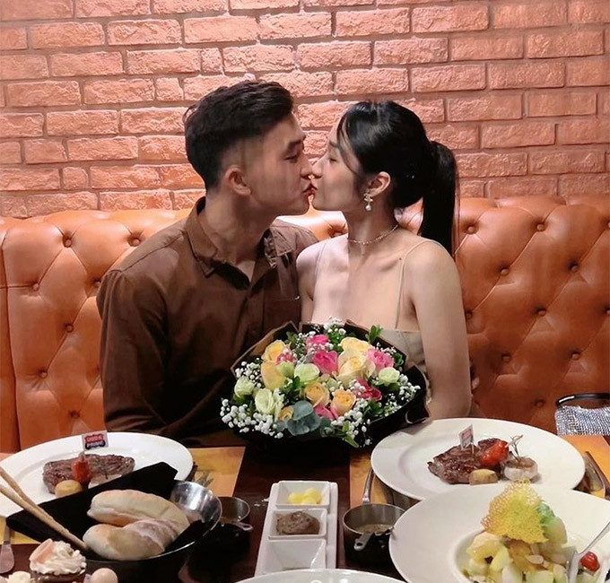 Trần Danh Trung trưởng thành từ lò đào tạo trẻ Viettel và được mệnh danh là “nam thần” nhờ vẻ ngoài điển trai.