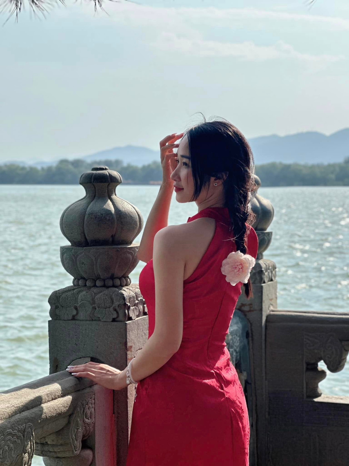 Cô có sở thích chụp ảnh, đặc biệt là những khoảnh khắc bên học trò để lưu giữ kỷ niệm.