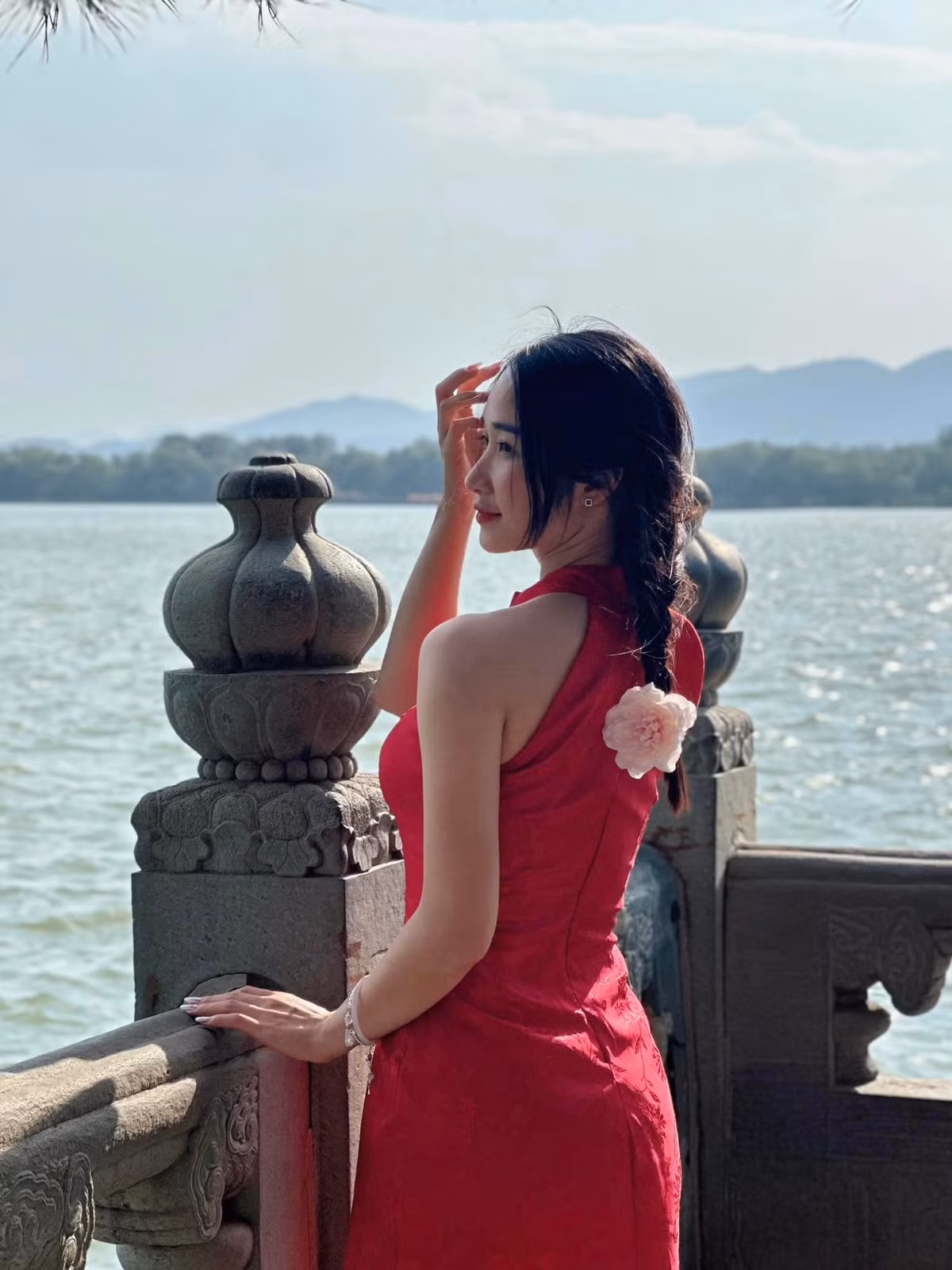 Cô có sở thích chụp ảnh, đặc biệt là những khoảnh khắc bên học trò để lưu giữ kỷ niệm.